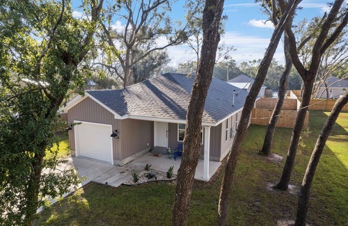Ono Island House | Minutes to FL&AL beaches, NAS & Downtown! Owner managed~Large backyard~Stocked!