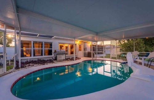 Walsingham House | Minutes to Indian Rocks Beach Heated Pool Sleeps12