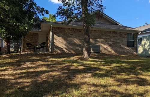 Frankston House | Minutes to Lake Palestine or Pine Dunes Golf Course sleeps 6 & allows pets