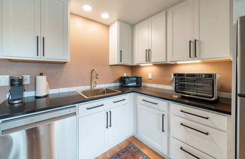 Sagewood House | Minutes to Mt. Bachelor & Lakes. Bonus sleep nook. Private fenced yard.