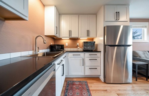 Sagewood House | Minutes to Mt. Bachelor & Lakes. Bonus sleep nook. Private fenced yard.