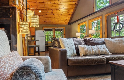 Slade Cabin | Minutes to Nada Tunnel + Natural Bridge SP/Views - Hot Tub - Firepit