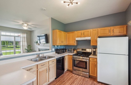 Granger House | Minutes to ND-Sleeps 10+, Family+Pet-Friendly, Early Check-In, Big Yard & Clean!