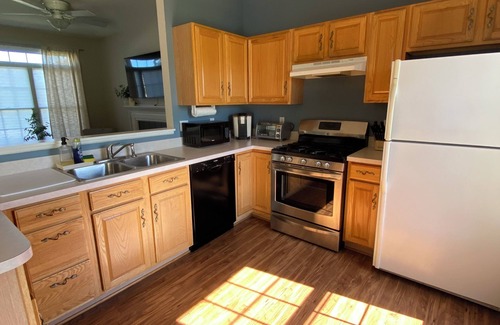 Granger House | Minutes to ND-Sleeps 10+, Family+Pet-Friendly, Early Check-In, Big Yard & Clean!
