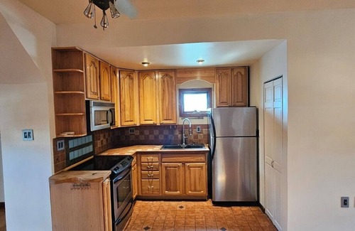 Glasco Apartment | Minutes to Saugerties & HITS Horse show. nAbove garage w/own private entrance.