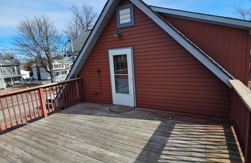 Glasco Apartment | Minutes to Saugerties & HITS Horse show. nAbove garage w/own private entrance.