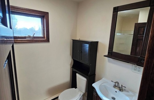 Glasco Apartment | Minutes to Saugerties & HITS Horse show. nAbove garage w/own private entrance.