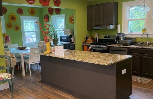 Kings Creek Landing House | Minutes to the BEACH! Boat friendly, fire pit, bocci & large yard for famly fun!