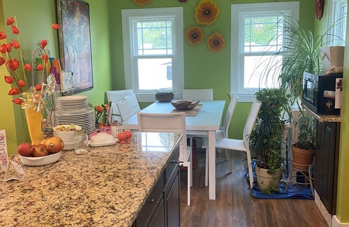 Kings Creek Landing House | Minutes to the BEACH! Boat friendly, fire pit, bocci & large yard for famly fun!