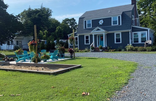 Kings Creek Landing House | Minutes to the BEACH! Boat friendly, fire pit, bocci & large yard for famly fun!