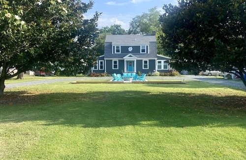 Kings Creek Landing House | Minutes to the BEACH! Boat friendly, fire pit, bocci & large yard for famly fun!