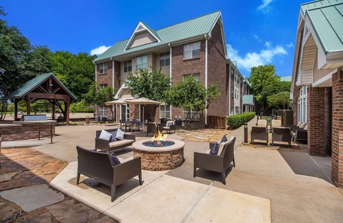 Richardson Hotel | Minutes to The Dallas Arboretum! Pool Access, BBQ & Sports Facilities, Parking!