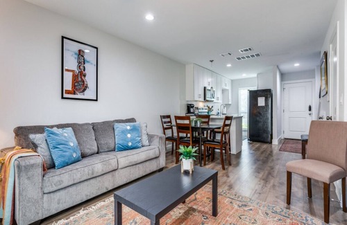 South Lamar Condo | Minutes to trendy spots, free parking, new inside!