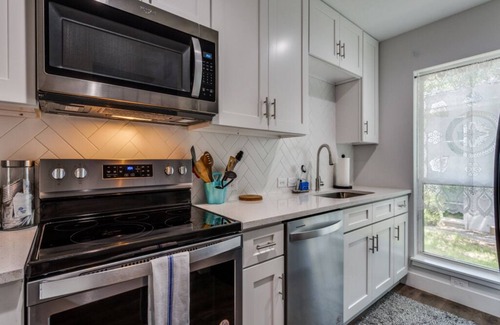 South Lamar Condo | Minutes to trendy spots, free parking, new inside!