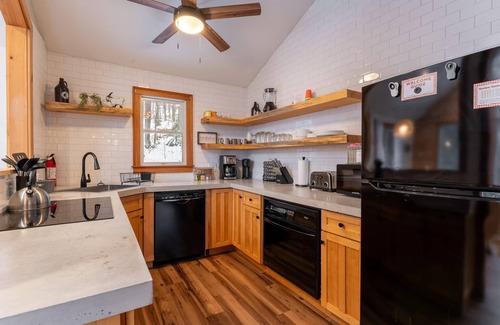 Bridgewater Corners House | Minutes to Skiing/Hot Tub/Arcades