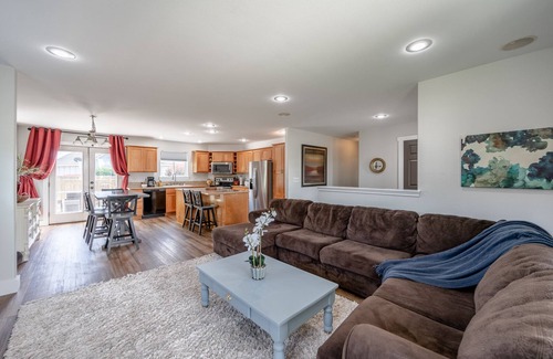 Moses Lake House | Minutes to world class Sand Dunes, Surf'n'Slide 5 star waterpark & sandy beaches