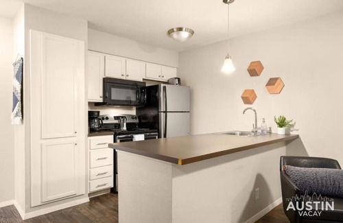 Barton Hills Apartment | Minutes to Zilker, Barton Springs and Free Parking