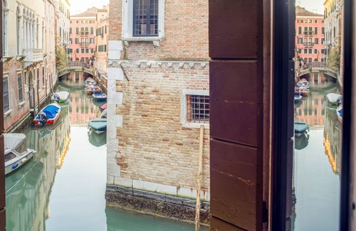 Cannaregio Apartment | Miracoli Apartment with View on the Canal R&R