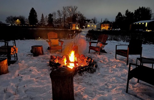 Kalispell Cabin | Mirror House! Near Glacier Park & Airport, 360° Mtn Views, River Access-Cabin A