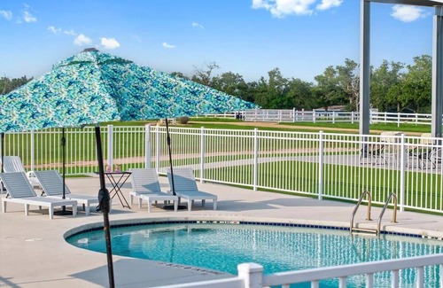 Willow City House | Miss Lottie - Glamping, Pool & Fireplace