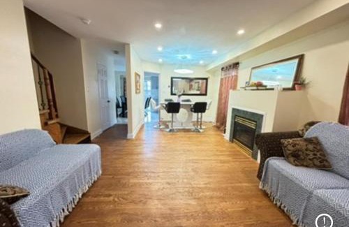Churchill Meadows House | Mississauga Guest House McDowell