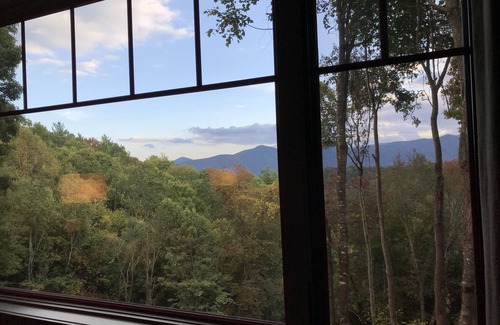 Warrensville House | MISTY GLEN. Modern Mnt Retreats. The Buckeye.