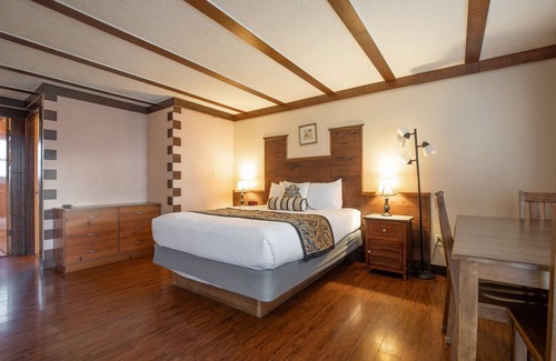 Ocean Shores Hotel | Misty Harbor - 1 Bedroom Suite with 1 King and 1 Queen Bed at Wanderlust Inn, Pet Friendly