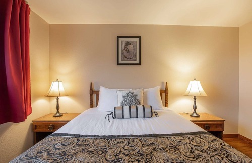 Ocean Shores Hotel | Misty Harbor - 1 Bedroom Suite with 1 King and 1 Queen Bed at Wanderlust Inn, Pet Friendly