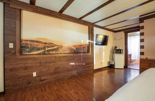 Ocean Shores Hotel | Misty Harbor - 1 Bedroom Suite with 1 King and 1 Queen Bed at Wanderlust Inn, Pet Friendly