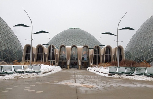 Brookfield Apartment | Mitchell Park Conservatory Tour! Pet-friendly Property, Indoor Swimming Pool!