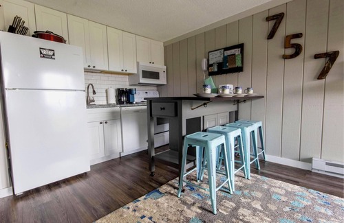 Snowshoe Condo | ML 128: Ballhooter views await you. Charming 1BR next to bike trails!