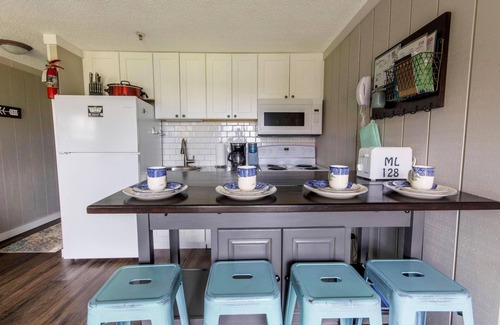 Snowshoe Condo | ML 128: Ballhooter views await you. Charming 1BR next to bike trails!