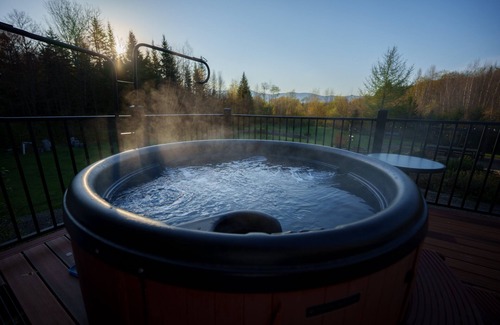 Bretton Woods House | ML 'As Seen on TV' 1 mile from skiing, great views, hot tub, fire pit, beach! Dog friendly!