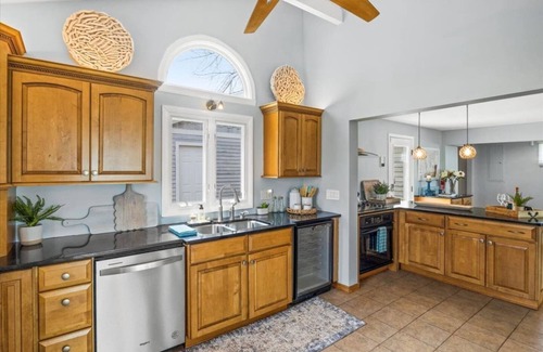 Hilton House | MM Properties Lake Ontario: Summer Breeze R23-133