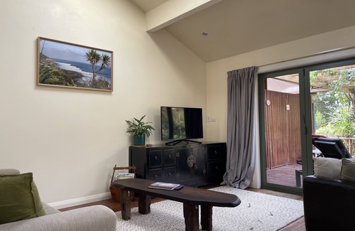 Raglan Apartment | Moana Apartment with Bush Views and near Surf