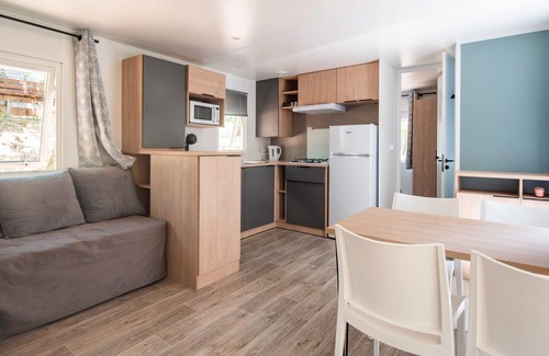 Bretagne-d'Armagnac RV Rental | Mobile Home 'Mobilhome Confort 4 Personnes 64' with Private Terrace, Private Garden and Wi-Fi