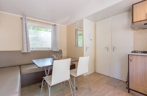 La Roque-d'Antheron House | Mobile Home 'La Roque 139' with Shared Pool, Private Terrace and Air Conditioning