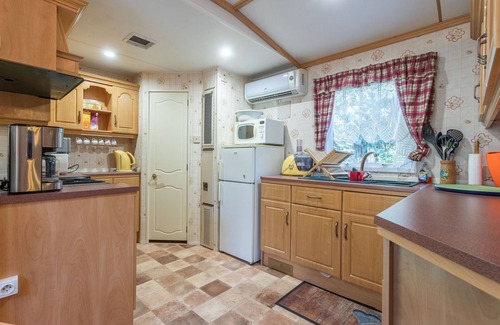 Gassin House | Mobile Home 'Montana Parc' with Shared Pool, Private Terrace and Air Conditioning