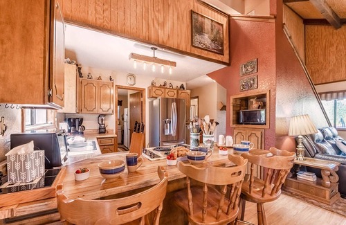Ruidoso Downs Cabin | Mockingbird Cabin | Pet Friendly, Gas Fireplace
