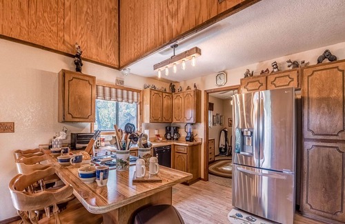 Ruidoso Downs Cabin | Mockingbird Cabin | Pet Friendly, Gas Fireplace
