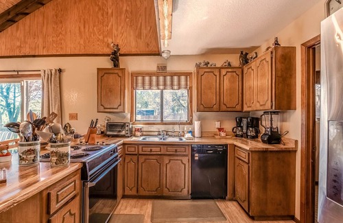 Ruidoso Downs Cabin | Mockingbird Cabin | Pet Friendly, Gas Fireplace