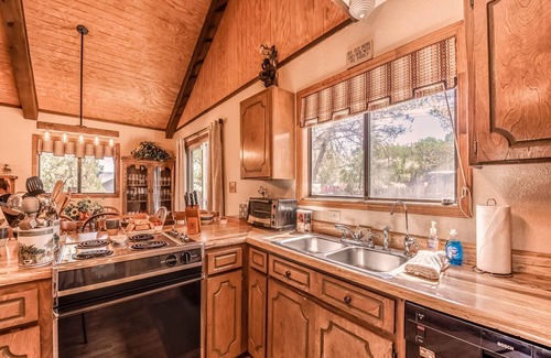 Ruidoso Downs Cabin | Mockingbird Cabin | Pet Friendly, Gas Fireplace