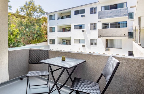 Sawtelle Apartment | Mod Brentwood 1BR w/Pool, walk to San Vicente shops, by Blueground