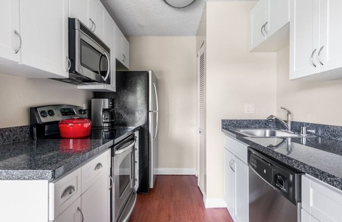 Cuernavaca Apartment | Mod Mountain View 1BR w/Pool, Gym, nr. Facebook & Apple by Blueground