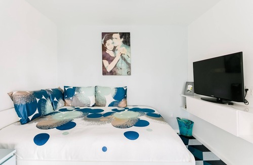 Sunset Junction House | Mod Pop-Art Pad in Silver Lake, Balcony with Park View