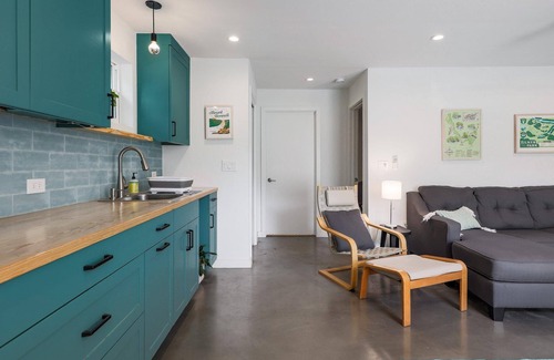 Barton Hills Apartment | Modern 1-bed, kitchen, queen, TV, WiFi.