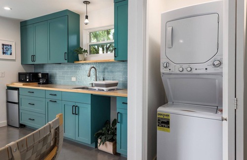 Barton Hills Apartment | Modern 1-bed, kitchen, queen, TV, WiFi.