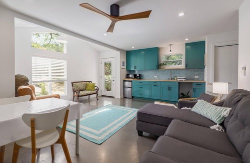 Barton Hills Apartment | Modern 1-bed, kitchen, queen, TV, WiFi.
