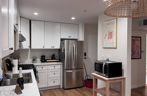 Lacy Condo | Modern 1-bedroom condo in downtown Santa Ana with AC, Disneyland 15 minutes away