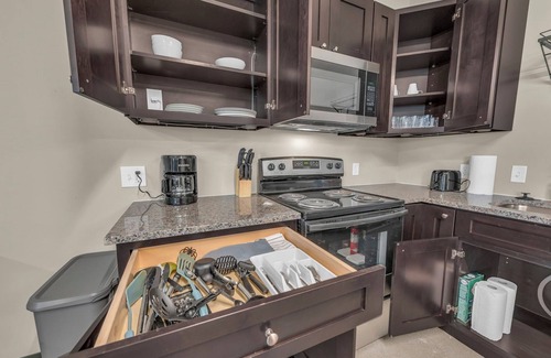 Waldron House | Modern 1-Bedroom Near Airport Free Parking & WiFi with own Washer and Dryer